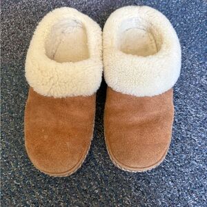 L.L. Bean Women's Plush Shearling-Lined Slipper in Cream and Beige